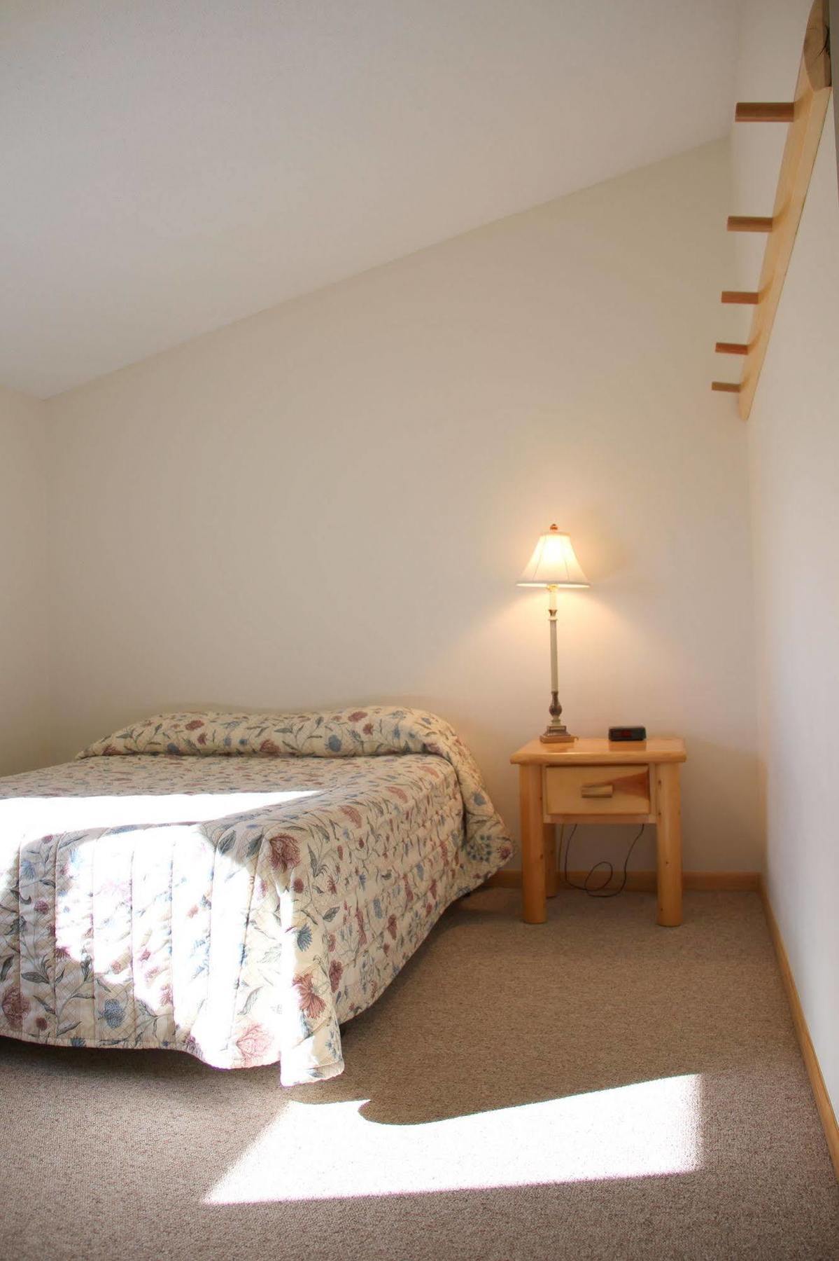 Mcquoid'S Inn And Event Center Isle Екстер'єр фото