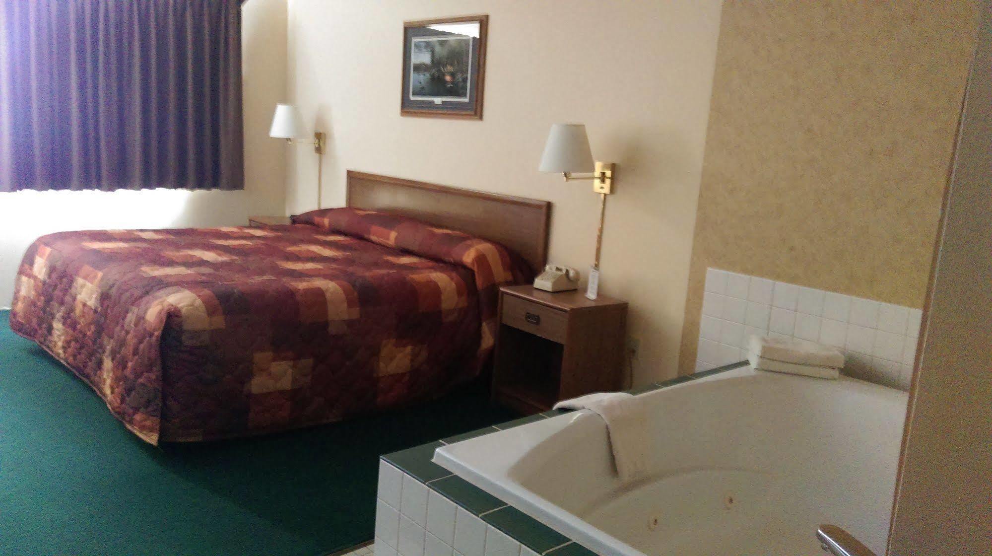 Mcquoid'S Inn And Event Center Isle Екстер'єр фото